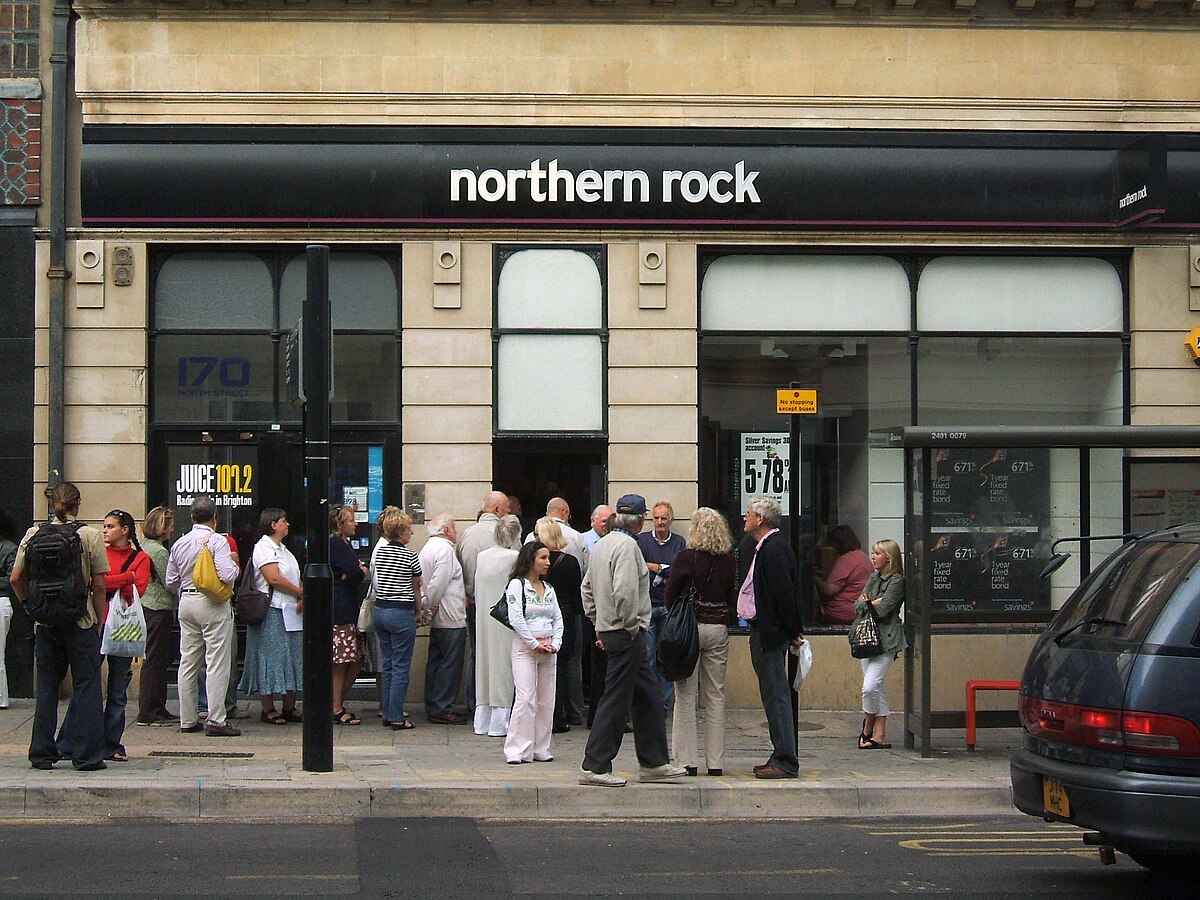 2007 年 Northern Rock 银行门口的取款长队——周期见顶的经典瞬间